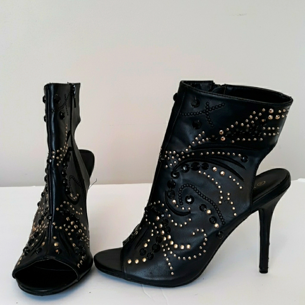 Wild Diva faux black jeweled shoes size 8.5